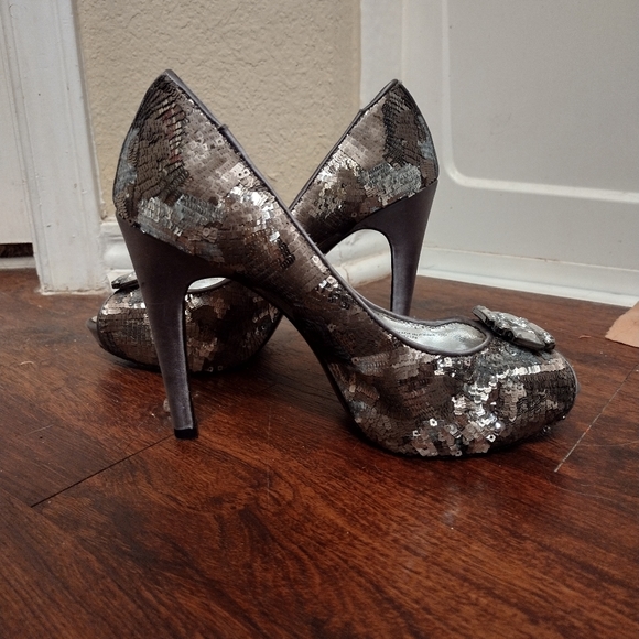 Nina New York Silver Sequin Heels, like new, Sz 7 - Picture 4 of 4